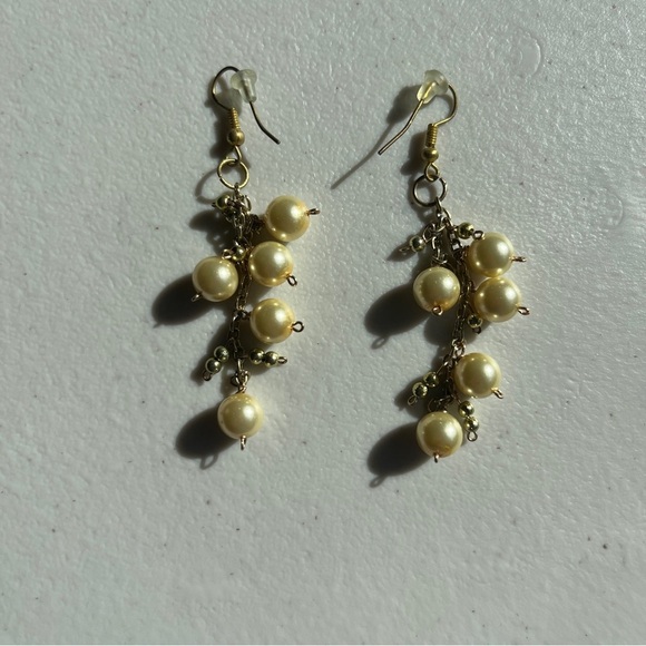 Pearl and Gold Dangle Drop Costume Earrings - Picture 2 of 4
